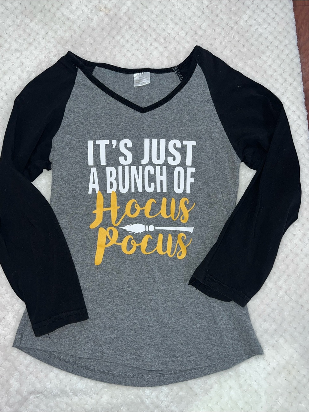 Gray and Black 'It's Just a Bunch of Hocus Pocus' Graphic Raglan Top Youth Med